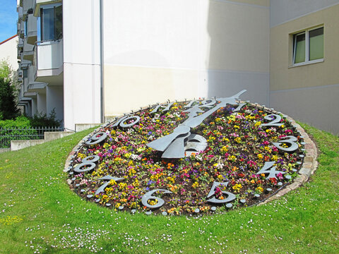 erkner, deutschland - blumenuhr vor einem plattenbau