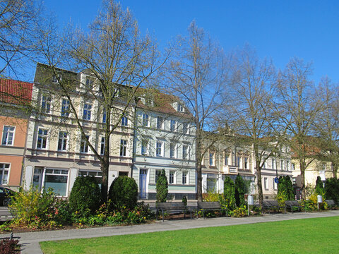 f&uuml;rstenwalde, deutschland - sanierte h&auml;userzeile am stadtpark