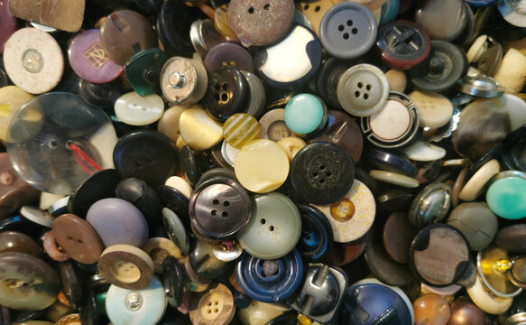 Scatola di vecchi bottoni di diversa forma e colore vintage