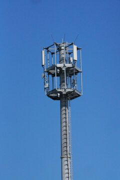 Mobilfunkmast mit verschiedenen Antennentypen mit Blitzableiter