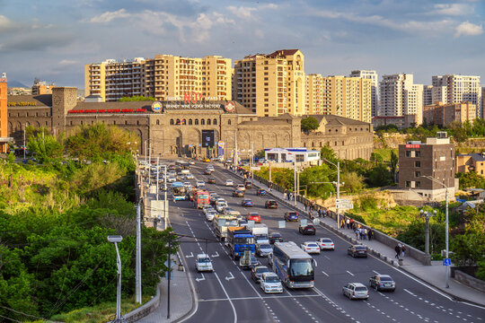 City street with dense traffic, modern and historic buildings