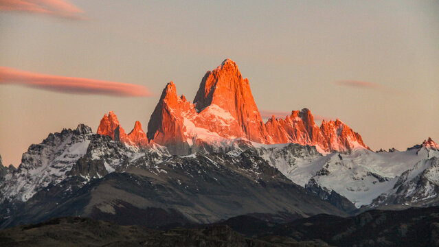 Nasce do sol iluminando Fitz Roy Em El Chalt&eacute;n, na Patag&ocirc;nia Argentina.