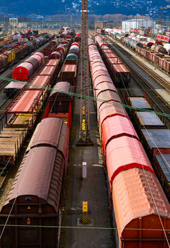 The freight station in Hagen-Vorhalle is one of the largest facilities of its kind in Europe. Here, trains are divided and reassembled on countless parallel tracks. Panorama with colourful wagons.