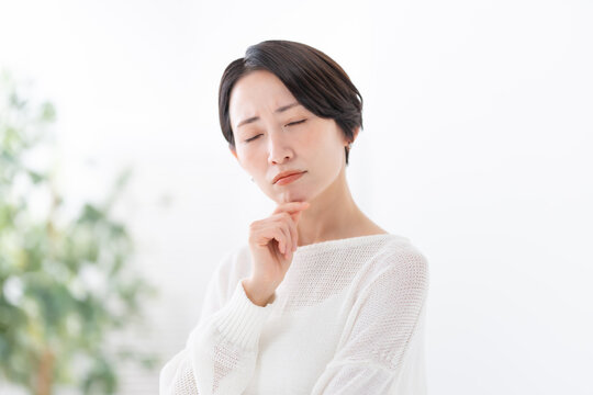 悩む女性