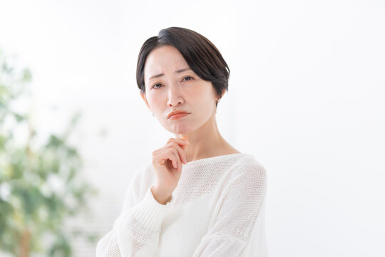 悩む女性
