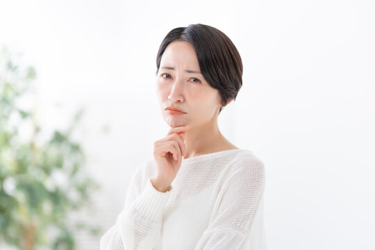 悩む女性