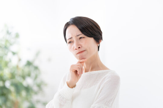 悩む女性