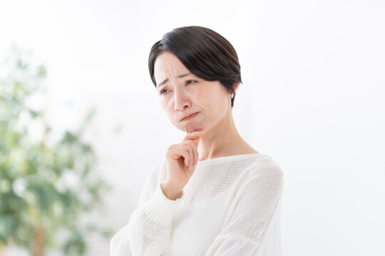 悩む女性