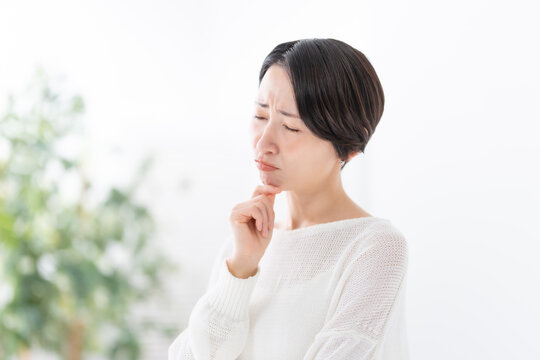 悩む女性