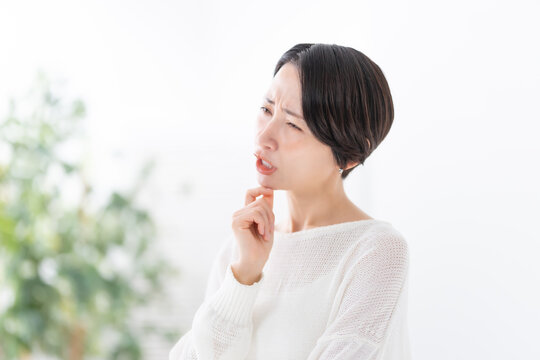 悩む女性