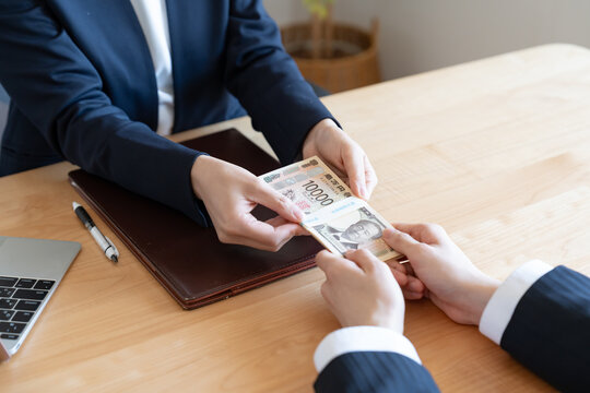 現金を渡す女性