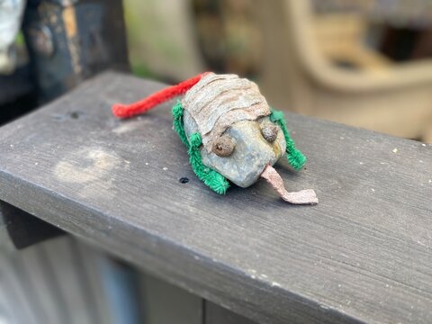 Liebevoll bemalter Stein als Tierfigur mit Wackelaugen und Pfeifenreinigern. Kreatives Bastelprojekt f&uuml;r Kinder zu DIY, Upcycling, Ferien, Schule und Familienzeit.