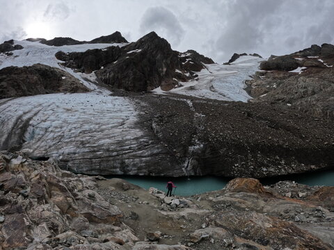 Mulher diante do glaciar VINCIGUERRA em Ushuaia, na Patag&ocirc;nia Argentina 