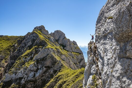 Young man stretches arms in the air, fixed rope route to the Seekarlspitze, 5-summit fixed rope route, hike at the Rofan Mountains, Tyrol, Austria