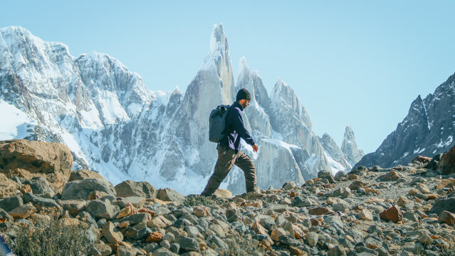 Homem em frente ao Cerro Torre em El Chalt&eacute;n. Na Patag&ocirc;nia Argentina 