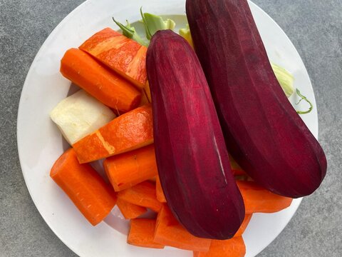 Rote Beete gesch&auml;lt f&uuml;r den Gem&uuml;sesaft.