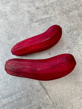 Rote Beete gesch&auml;lt f&uuml;r den Gem&uuml;sesaft.