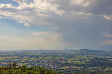 Obraz premium vista panoramica sulla vasta pianura della regione Friuli V.G., in Italia, dopo il passaggio di un temporale, con ampie schiarite