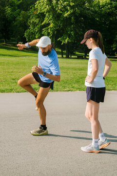 A running coach shows her client how to engage her core muscles