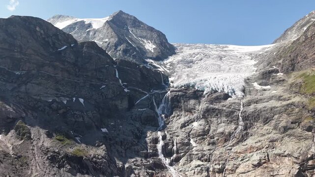 Glacier descendant d'un pic enneig&eacute; dans les Alpes suisses