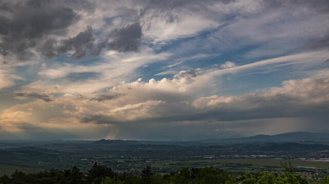 timelapse con vista panoramica su di un ambiente naturale in pianura tra Italia e Slovenia con meteo variabile e piovoso