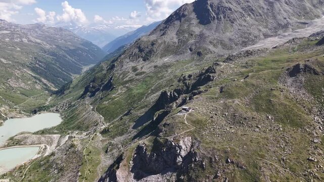 Vall&eacute;e verdoyante et versants escarp&eacute;s des Alpes en &eacute;t&eacute;