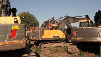 Bliskie ujęcie poziome przedstawiające kabinę operatora oraz potężną konstrukcję ramienia hydraulicznego ciężkiej koparki gąsienicowej. © tomo81