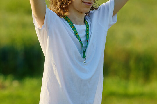Person wearing sunflower lanyard for hidden disabilities awareness