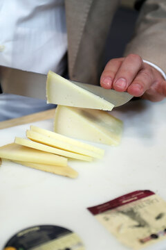 profesional del queso partiendo tapas y aperitivos de queso