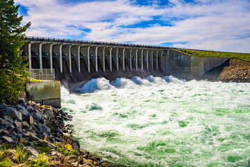 Obraz premium Snake River Flowing Through Jackson Lake Dam