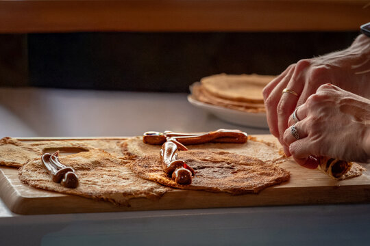 Preparaci&oacute;n de panqueques con dulce de leche