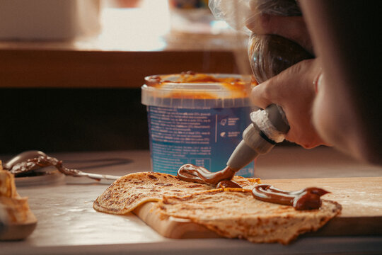Preparaci&oacute;n de panqueques con dulce de leche