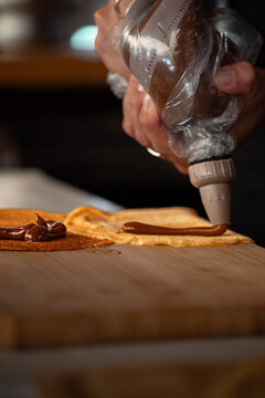 Preparaci&oacute;n de panqueques con dulce de leche
