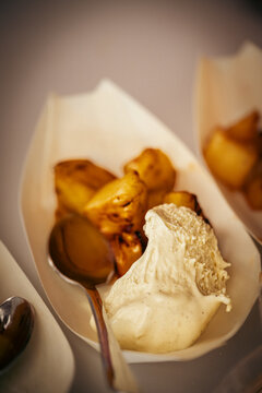 Postre de anana con helado