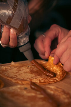 Preparaci&oacute;n de panqueques con dulce de leche