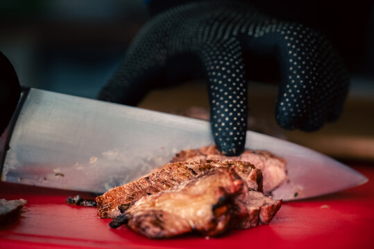 Chef cortando carne asada a cuchillo