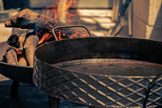 Disco al fuego con aceite para cocinar