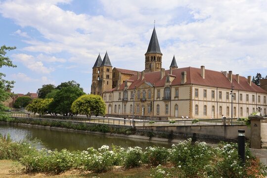 Le prieur&eacute; de Paray le Monial, prieur&eacute; clunisien, vue de l'ext&eacute;rieur, ville de Paray le Monial , d&eacute;partement de la Sa&ocirc;ne et Loire, France