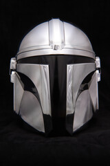 Obraz premium Professional photograph of a Mandalorean helmet on dark velvet, captured in El Salvador, Cinepolis on June 26, 2026.