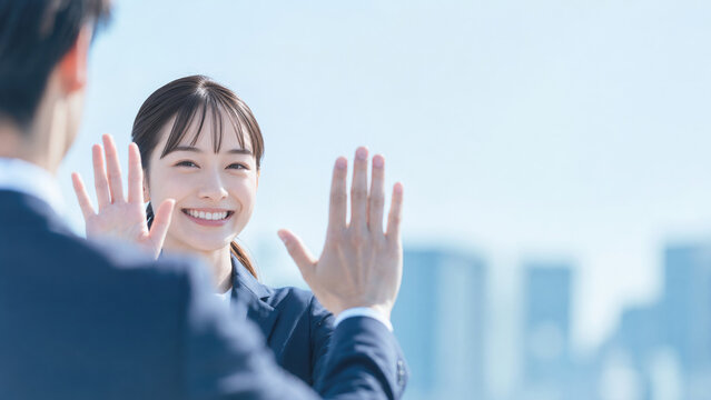 チームワークと達成感を表現した若手社員のハイタッチ