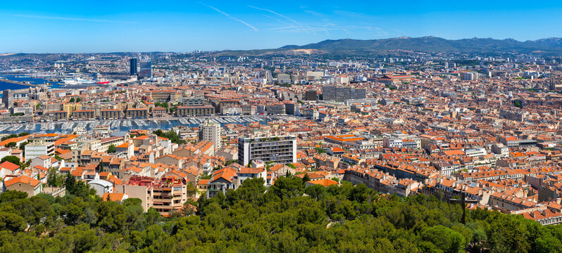 Panoramic elevated view of Marseille and the Old Port (Vieux-Port) on the Mediterranean coast in summer. Provence-Alpes-Cote d'Azur, Bouches-du-Rhone, France