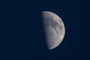LUNA EN EL CIELO OSCURO Y NOCHE © Lúmina Studio