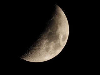 LUNA EN EL CIELO OSCURO Y NOCHE © Lúmina Studio