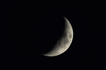 LUNA EN EL CIELO OSCURO Y NOCHE © Lúmina Studio