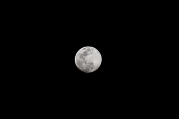 LUNA EN EL CIELO OSCURO Y NOCHE © Lúmina Studio