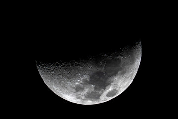 LUNA EN EL CIELO OSCURO Y NOCHE © Lúmina Studio