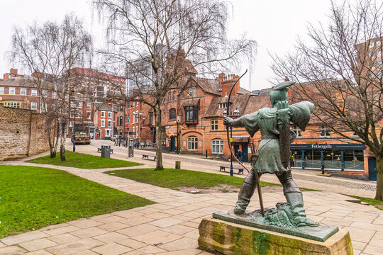 Robin Hood Statue in front of Nottingham Castle.