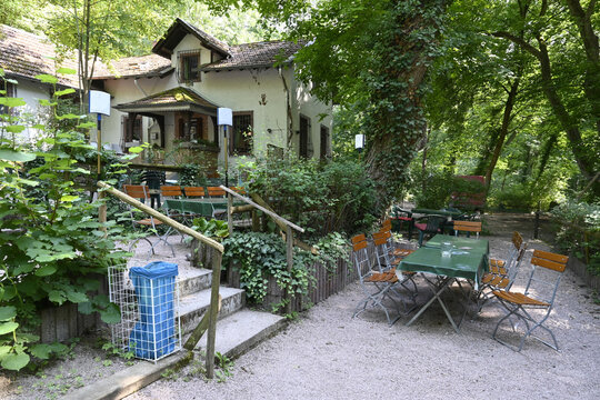 menschenleerer biergarten