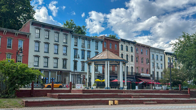 Kingston, NY - US - Jun 21, 2026 TR Gallo Waterfront Park in Kingston features a charming gazebo, colorful historic buildings, and lively outdoor dining along the scenic Hudson River promenade.