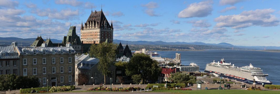 Ch&acirc;teau Frontenac et fleuve Saint-Laurent vus depuis la citadelle de Qu&eacute;bec